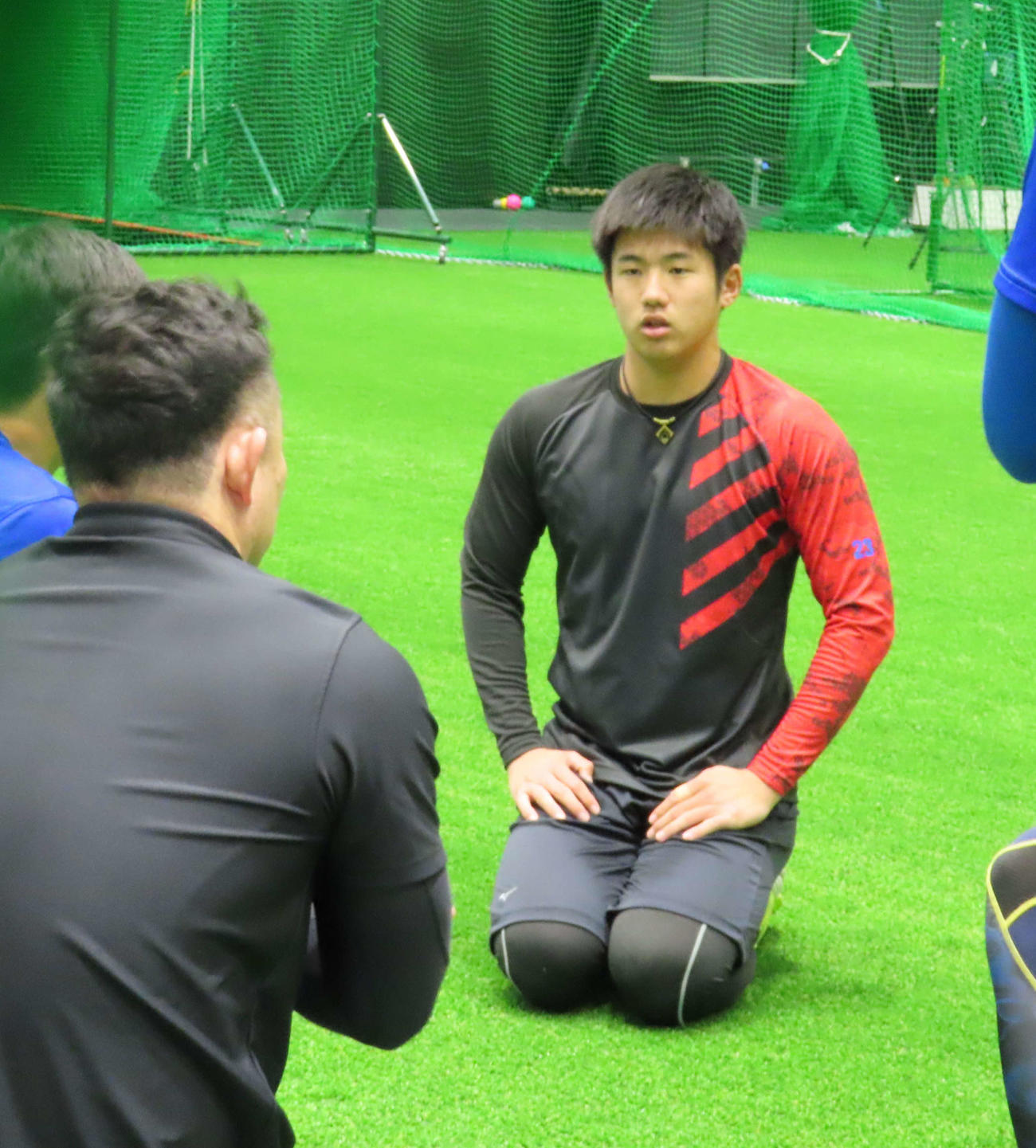 トレーニング指導を受ける巨人ドラフト1位の石塚（撮影・水谷京裕）
