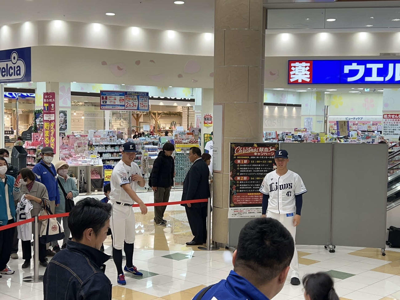 来場者とキャッチボールした西武渡辺（左）と杉山（撮影・平山連）