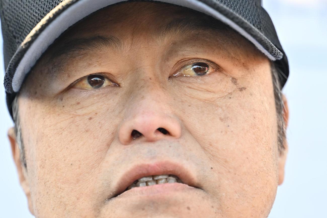 くら寿司カップ　始球式を終えた佐野慈紀氏は目に涙を浮かべる（撮影・滝沢徹郎）