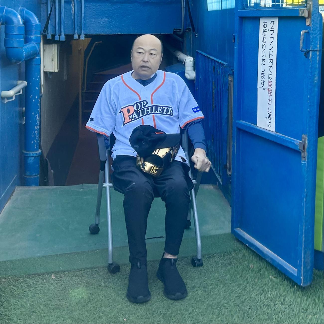 始球式に備える佐野慈紀氏（撮影・黒須亮）