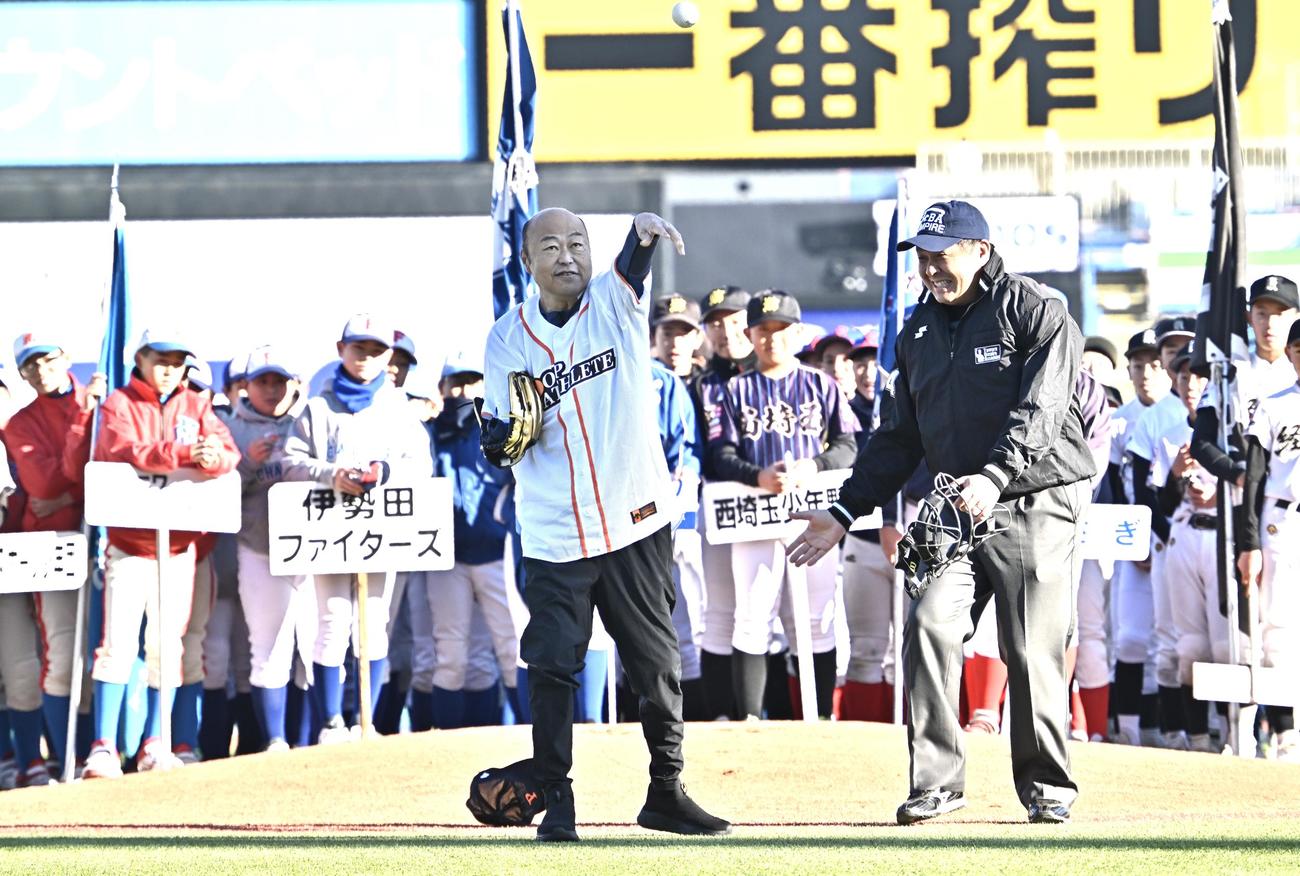 くら寿司カップ　始球式で左投げのぴっかり投法を披露する佐野慈紀氏（撮影・滝沢徹郎）