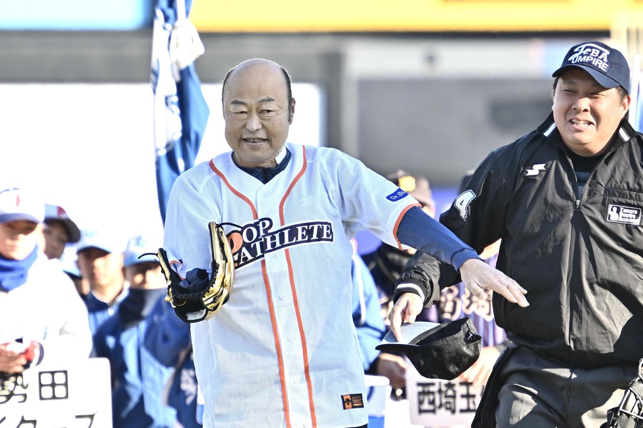 くら寿司カップ　始球式で左投げのぴっかり投法を披露し笑顔の佐野慈紀氏（撮影・滝沢徹郎）