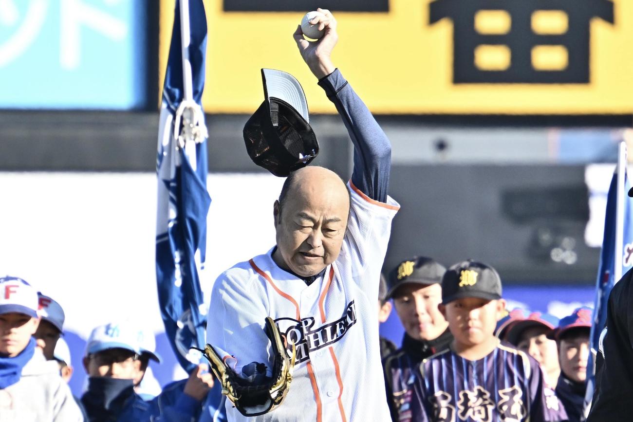 くら寿司カップ　始球式で左投げのぴっかり投法を披露する佐野慈紀氏（撮影・滝沢徹郎）