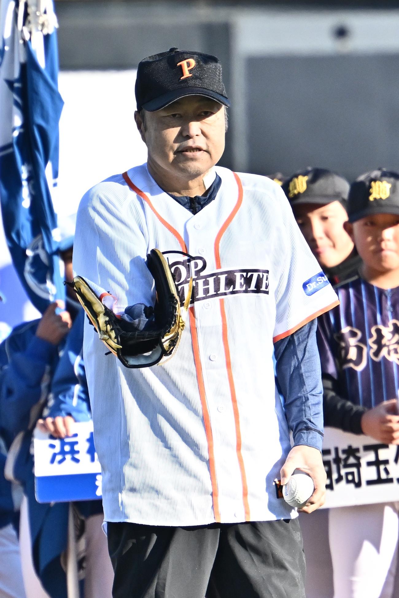 くら寿司カップ　始球式に臨む佐野慈紀氏（撮影・滝沢徹郎）