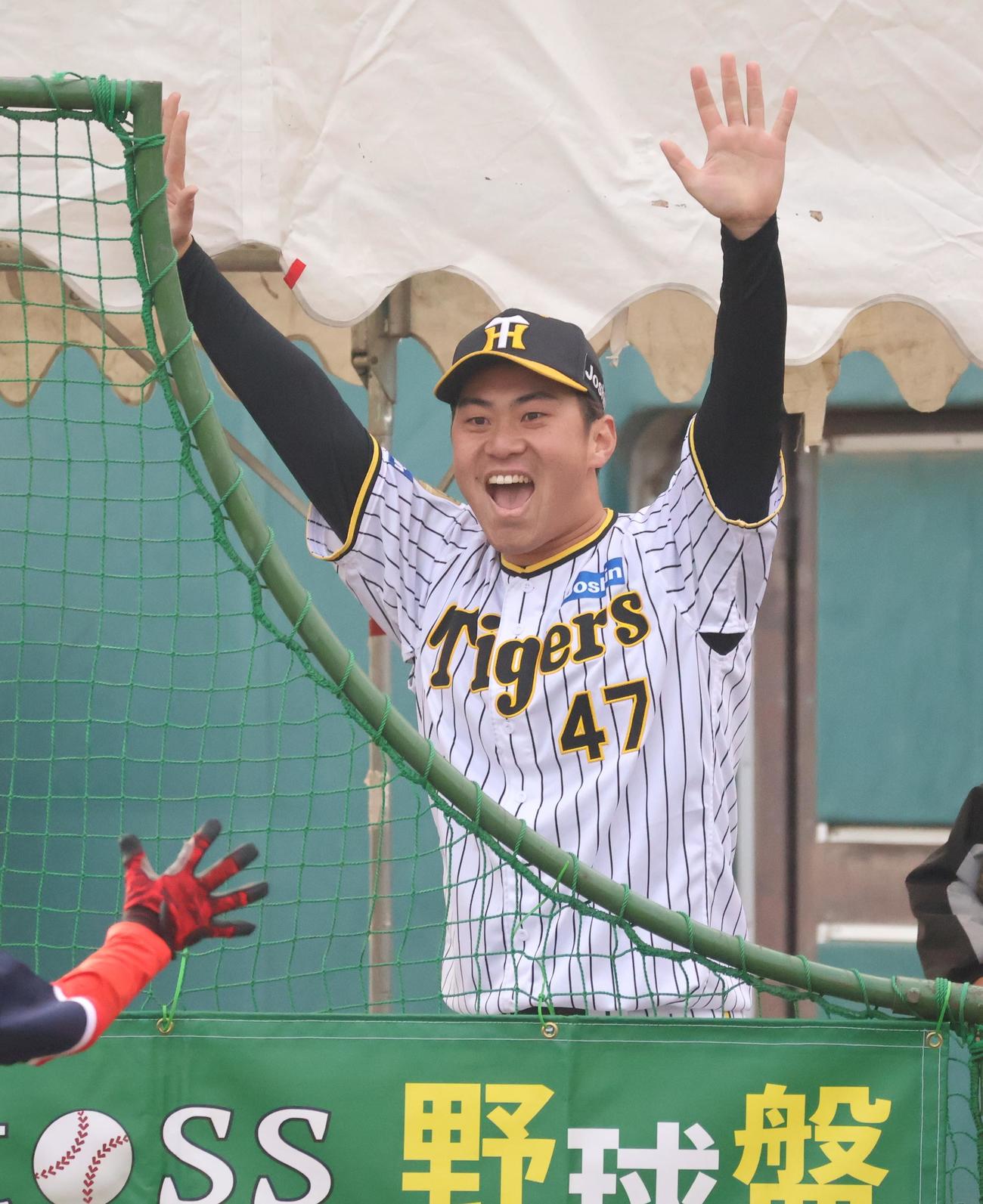 「リアルtoss野球盤」でチームの得点に喜ぶ阪神桐敷（撮影・塚本光）