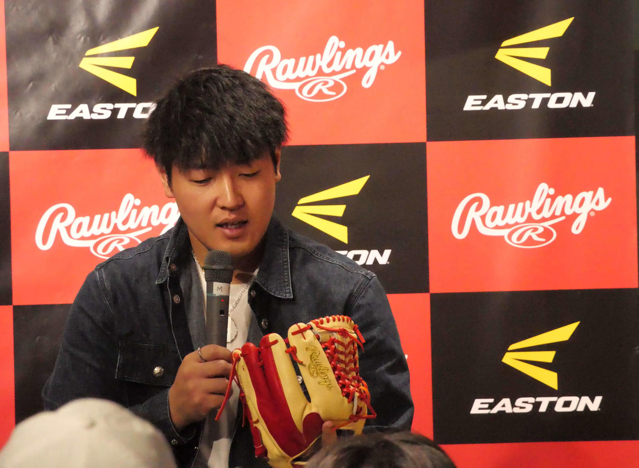 自身のグラブを手にトークをする巨人岡本和（撮影・上田悠太）