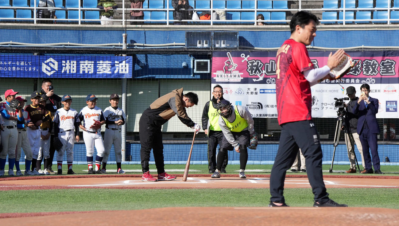 小泉進次郎氏（右）との対決で左飛に倒れ、がっくりする広島秋山（撮影・たえ見朱実）