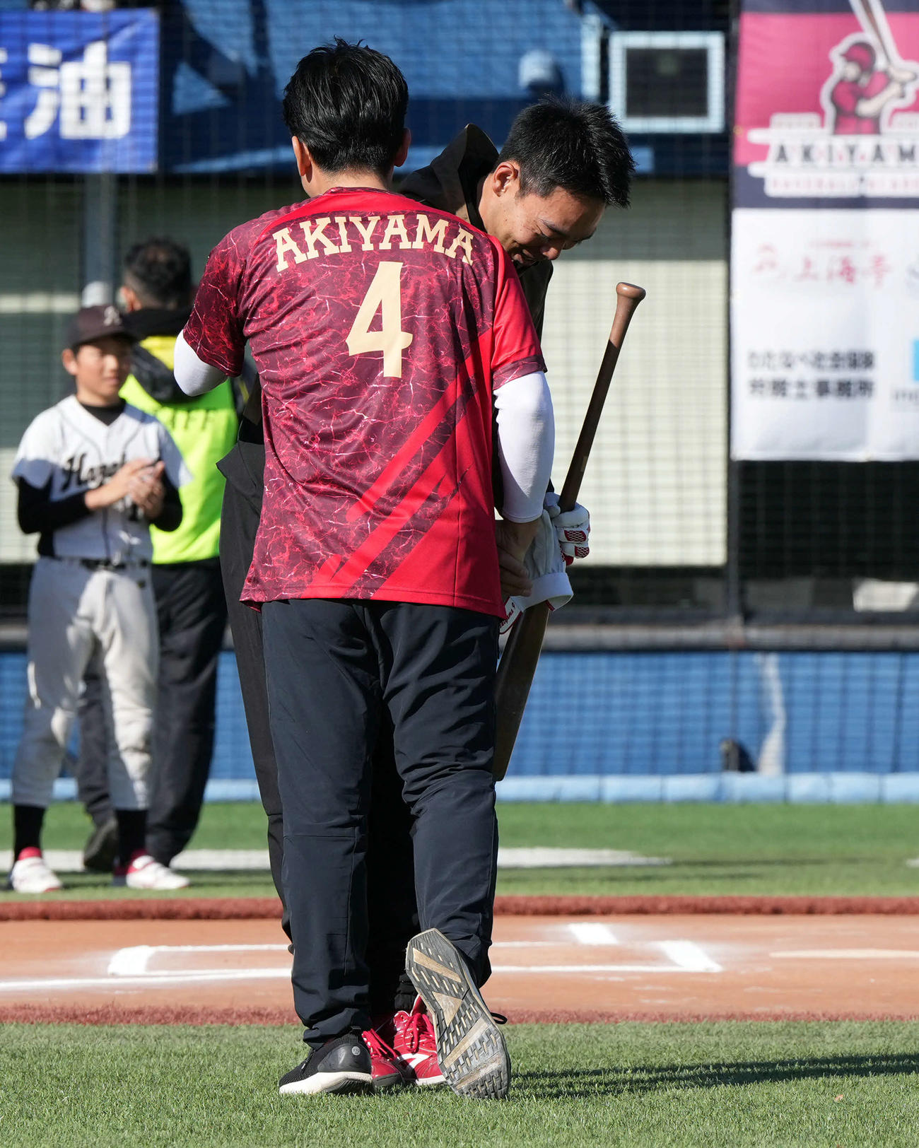 小泉進次郎氏（右）に敗れ苦笑いを浮かべる広島秋山（撮影・たえ見朱実）