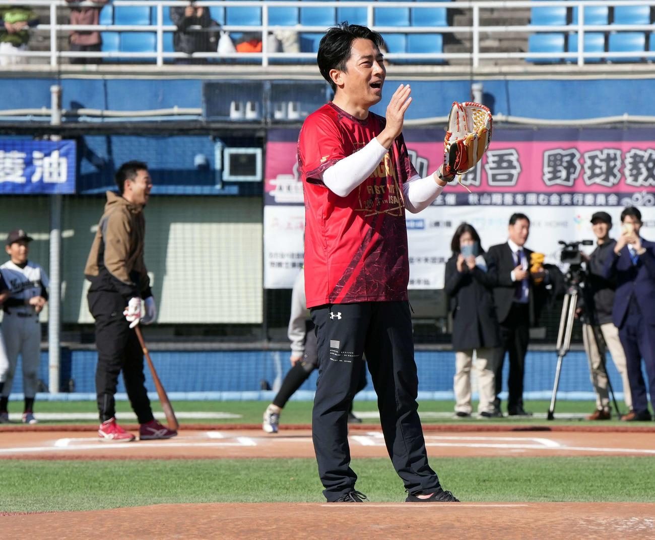 広島秋山（左）との対決で勝利した小泉進次郎氏（撮影・たえ見朱実）