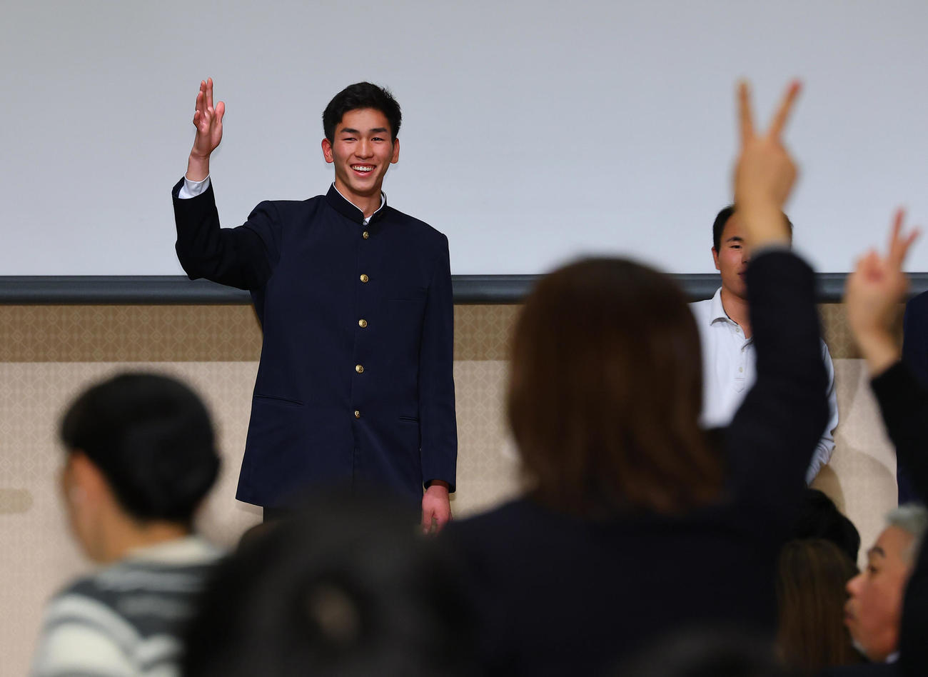 報徳学園入団激励会の余興で、じゃんけんをする阪神今朝丸（撮影・藤尾明華）