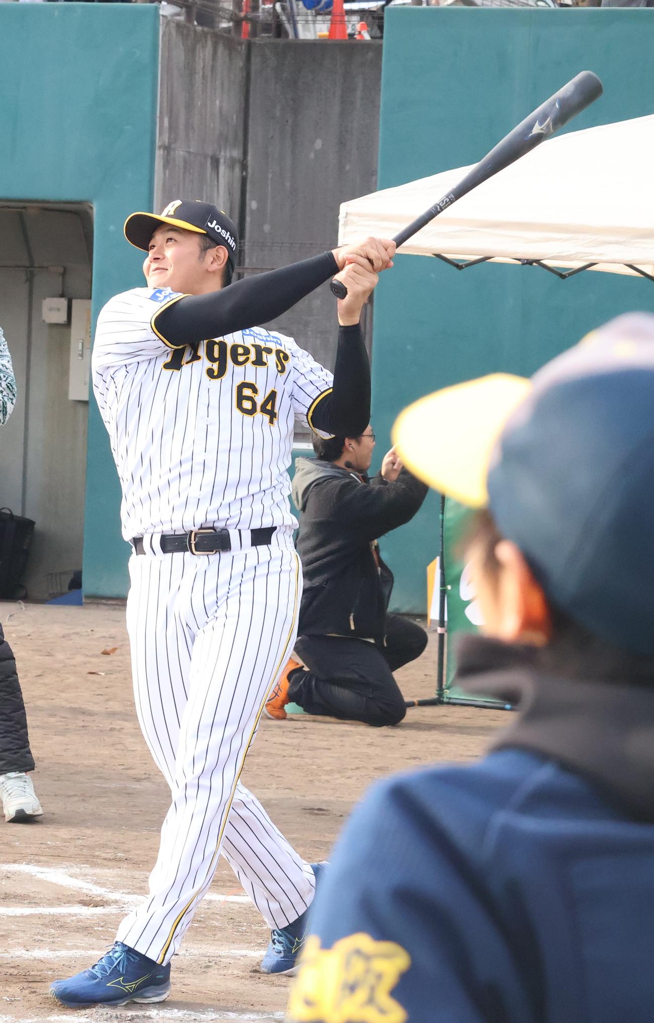 「リアルtoss野球盤」の試合で豪快なスイングを見せる阪神岡留（撮影・塚本光）
