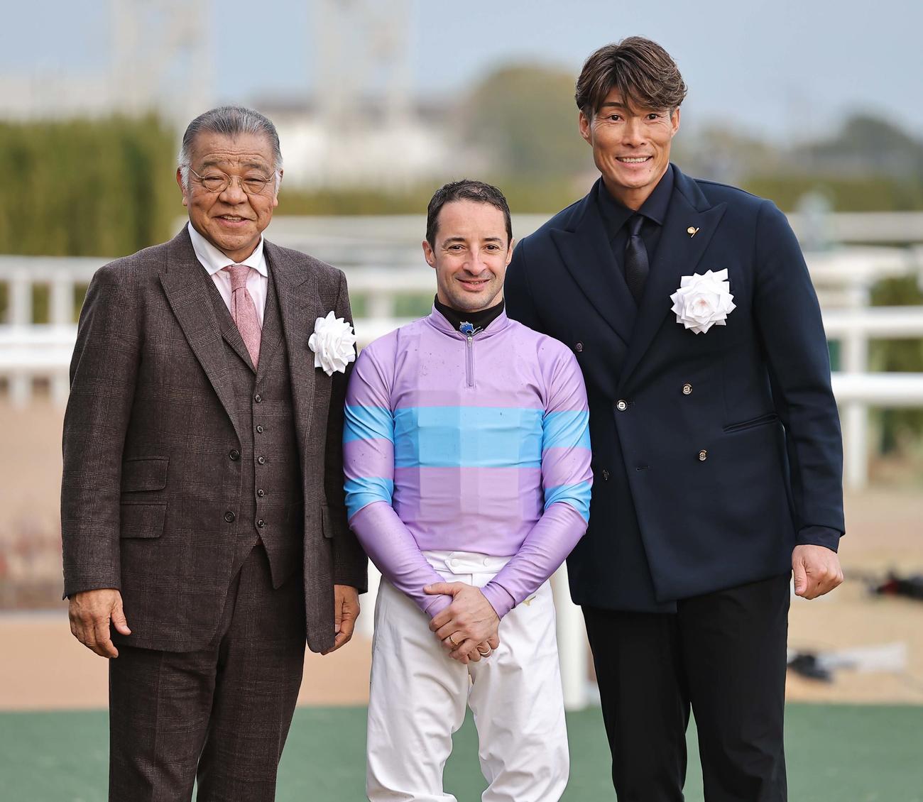 11R阪神カップを制したC・ルメール騎手（中央）と記念撮影をする掛布氏（左）と阪神糸井SA（撮影・上田博志）