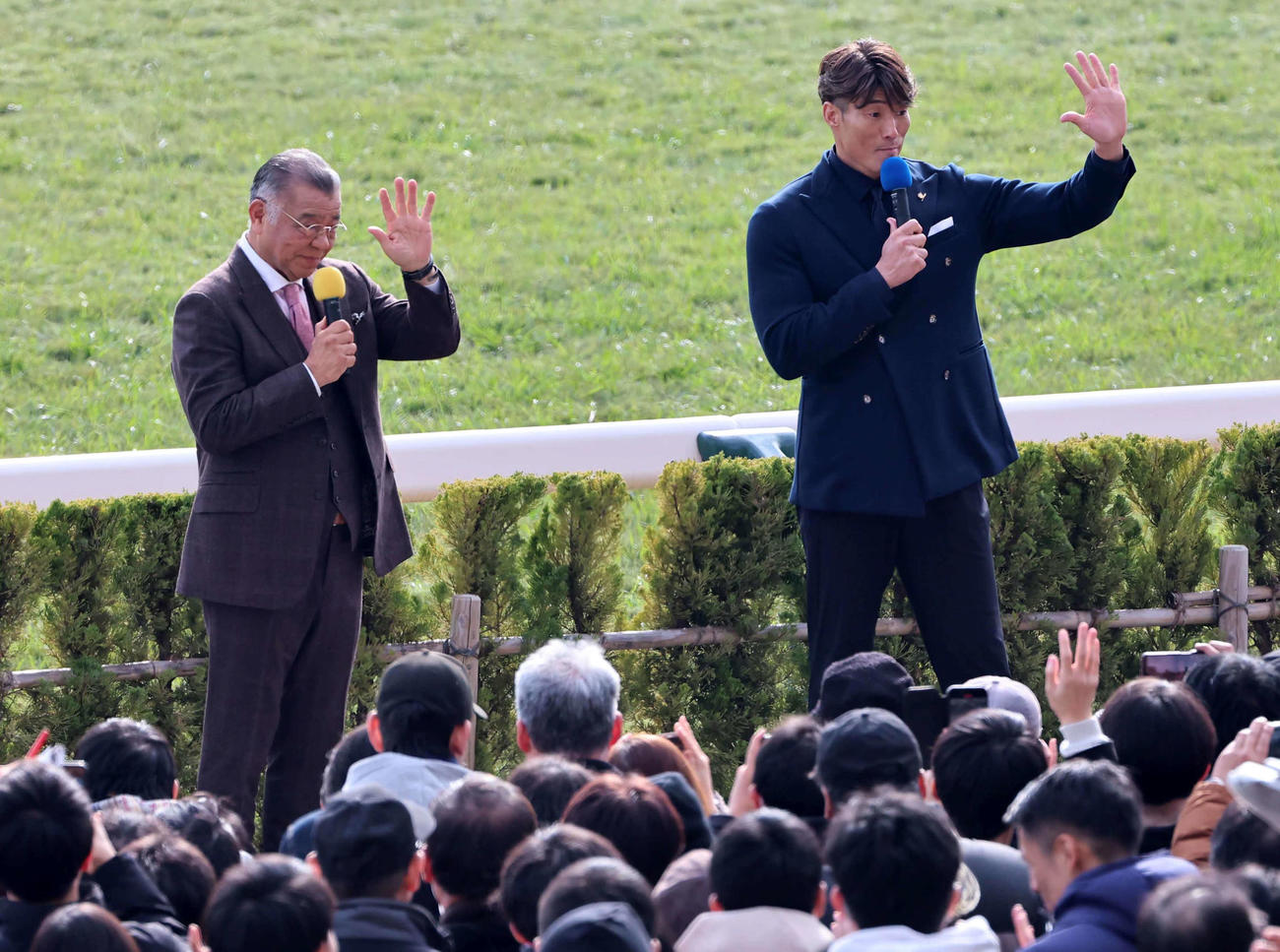 ターフステージでトークショーをする掛布氏（左）と阪神糸井SA（撮影・上田博志）