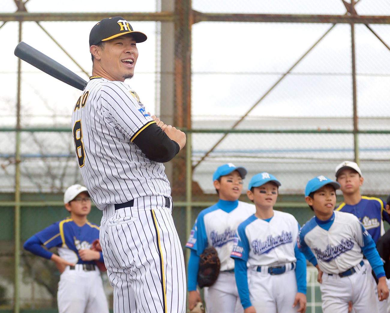野球教室で豪快な打撃を披露する阪神佐藤輝（撮影・上山淳一）