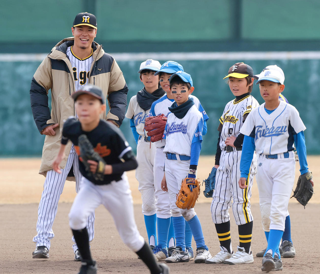 野球教室で児童と交流を深める阪神佐藤輝（撮影・上山淳一）