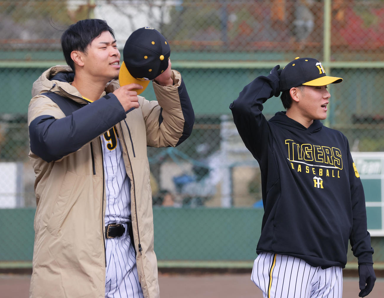 野球教室を終え児童にあいさつする阪神佐藤輝（左）と阪神富田（撮影・上山淳一）