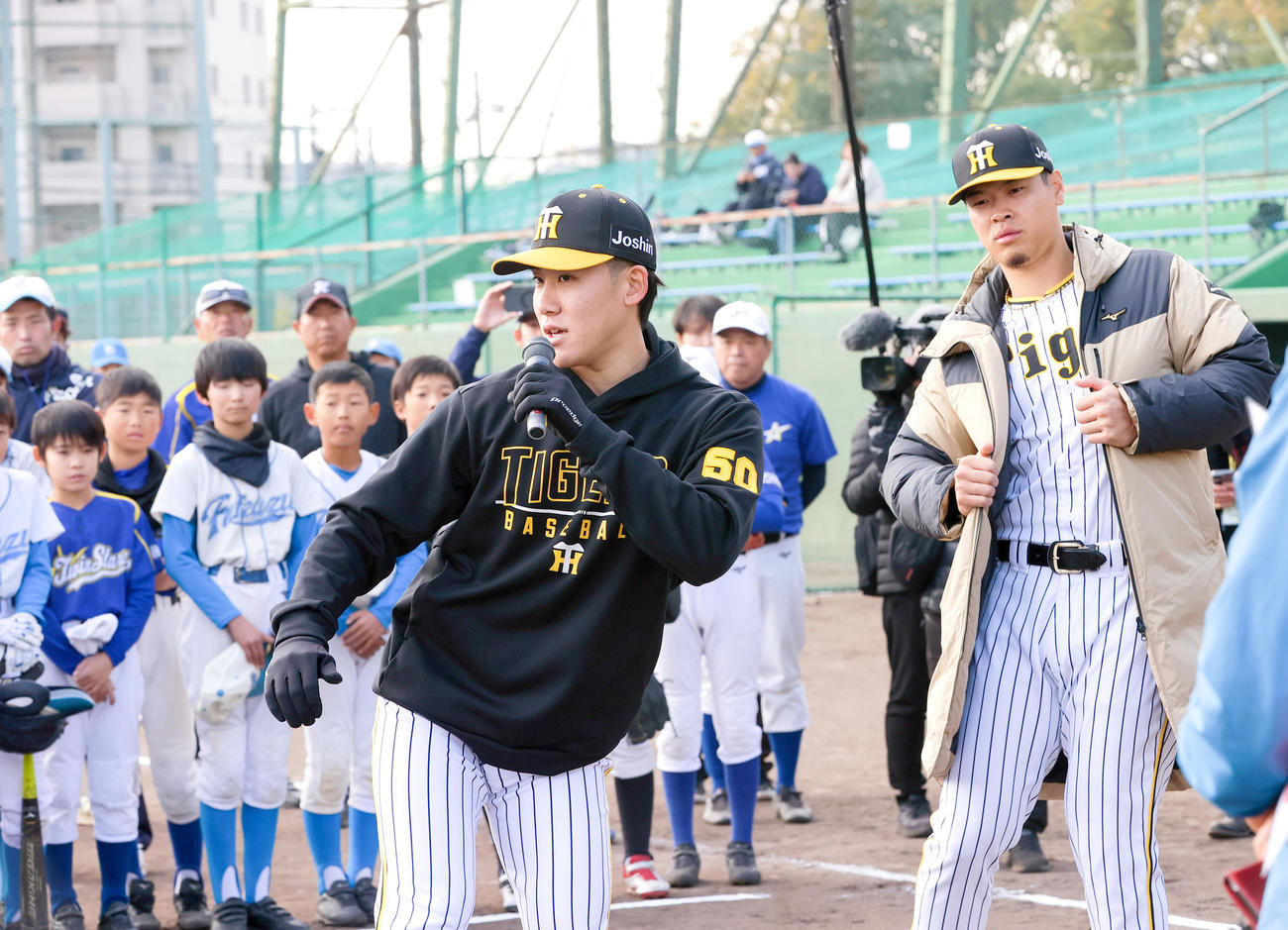 野球教室で児童の質問に答える阪神富田。右は佐藤輝（撮影・上山淳一）