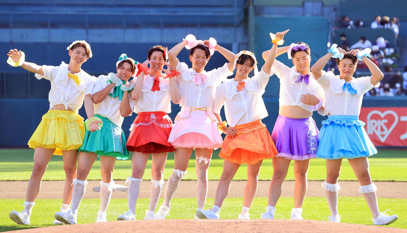 楽天ファン感謝祭で、アイドルパフォーマンスをかわいく披露した、左から大内、中島、松田、坂井、古謝、日当、青野（撮影・浅見桂子）