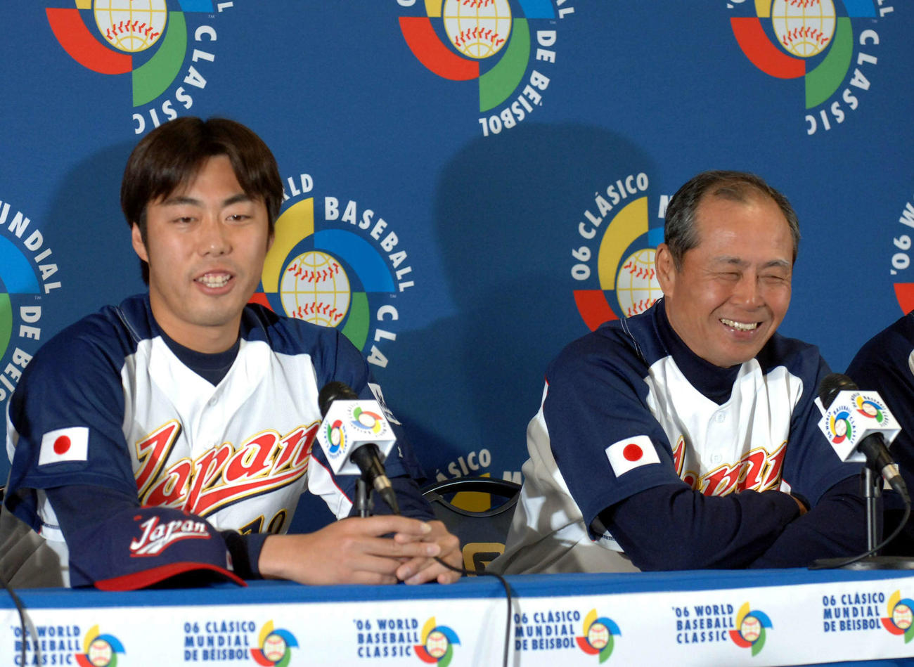 WBC日本代表記者会見　韓国戦に向け、会見で明るい表情を見せる左から上原浩治、王貞治監督＝2006年3月17日