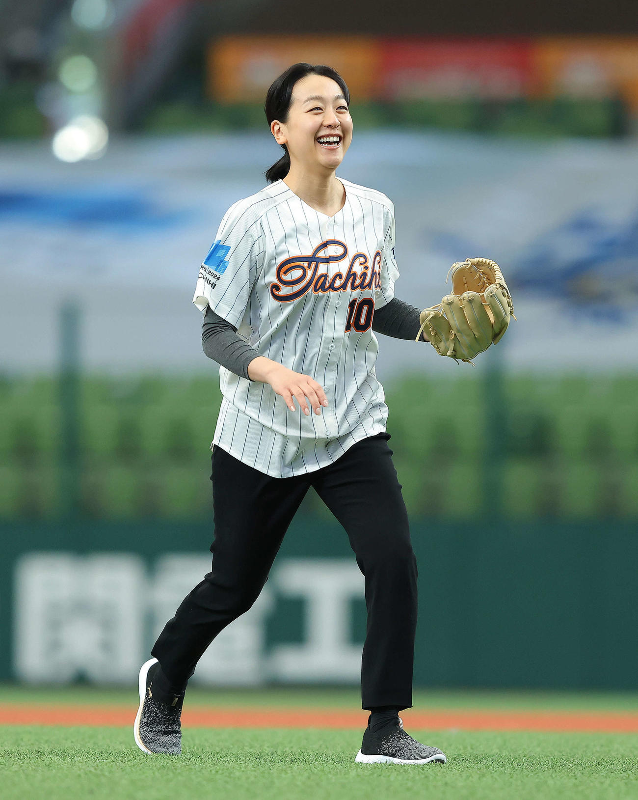 立川対名球会　開始前、始球式を終え笑顔を見せる浅田真央さん（撮影・河田真司）