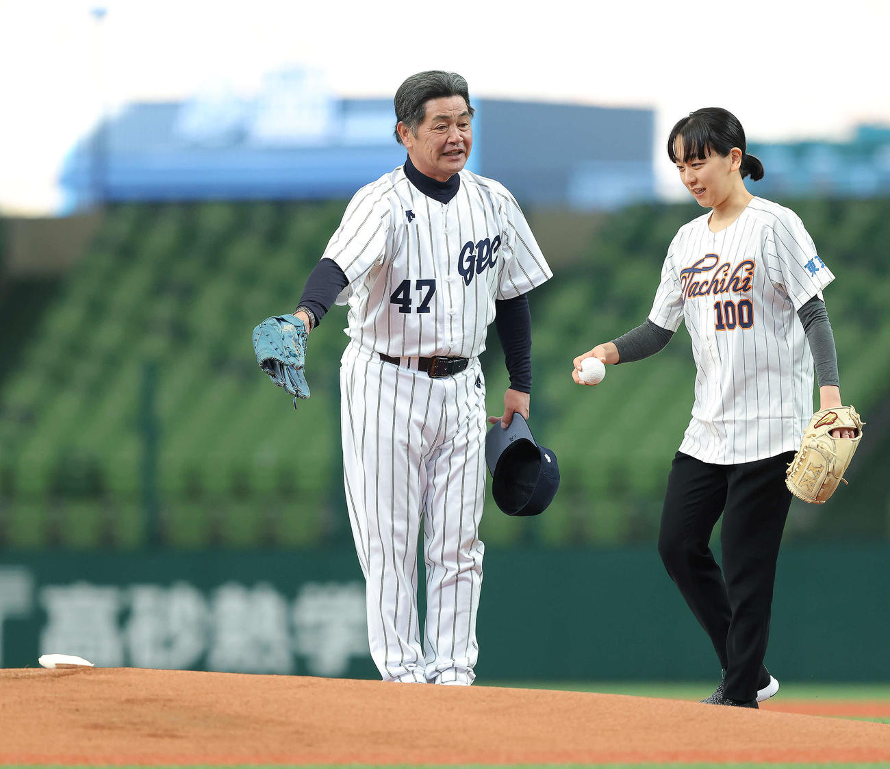 立川対名球会　開始前、始球式に臨む浅田真央さん（右）と工藤公康氏（撮影・河田真司）