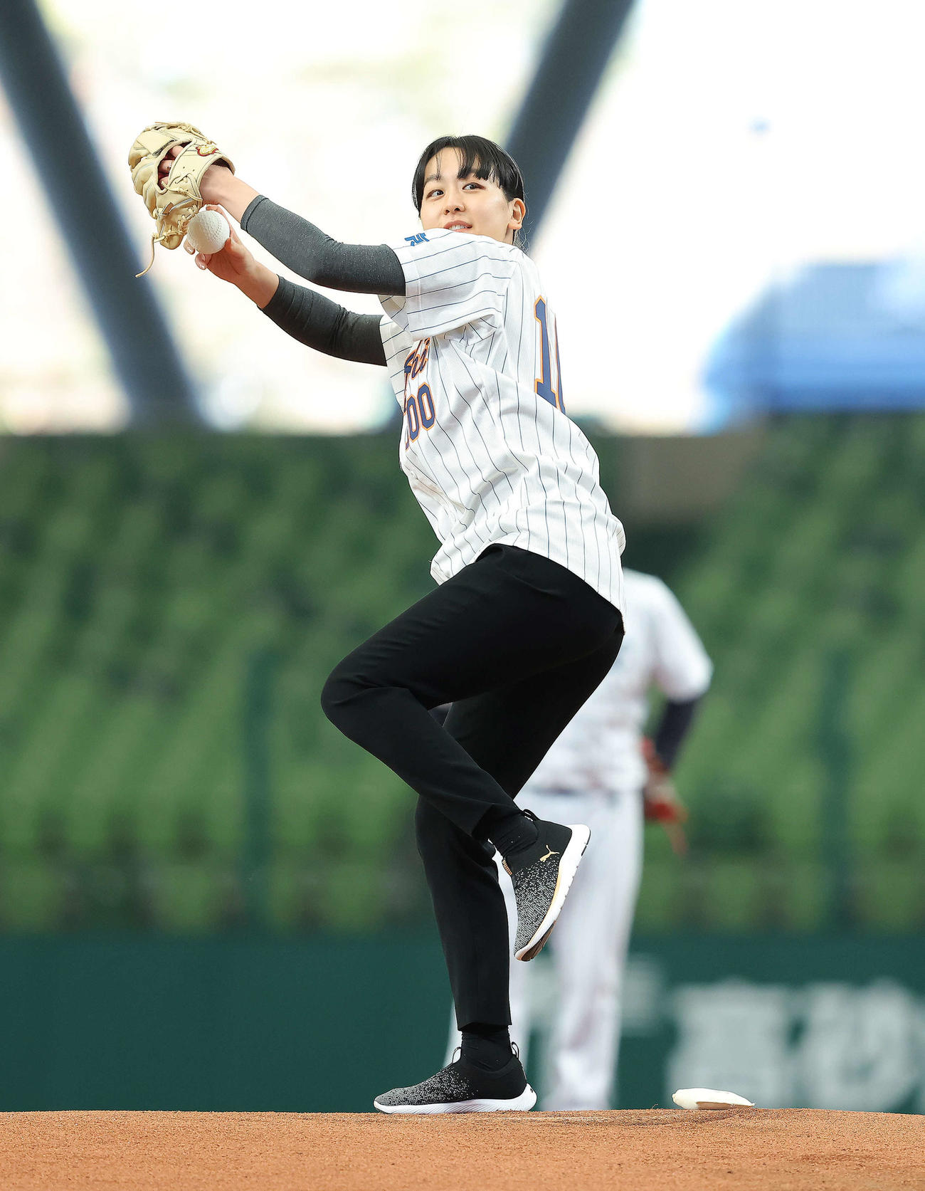 立川対名球会　開始前、始球式を務める浅田真央さん（撮影・河田真司）