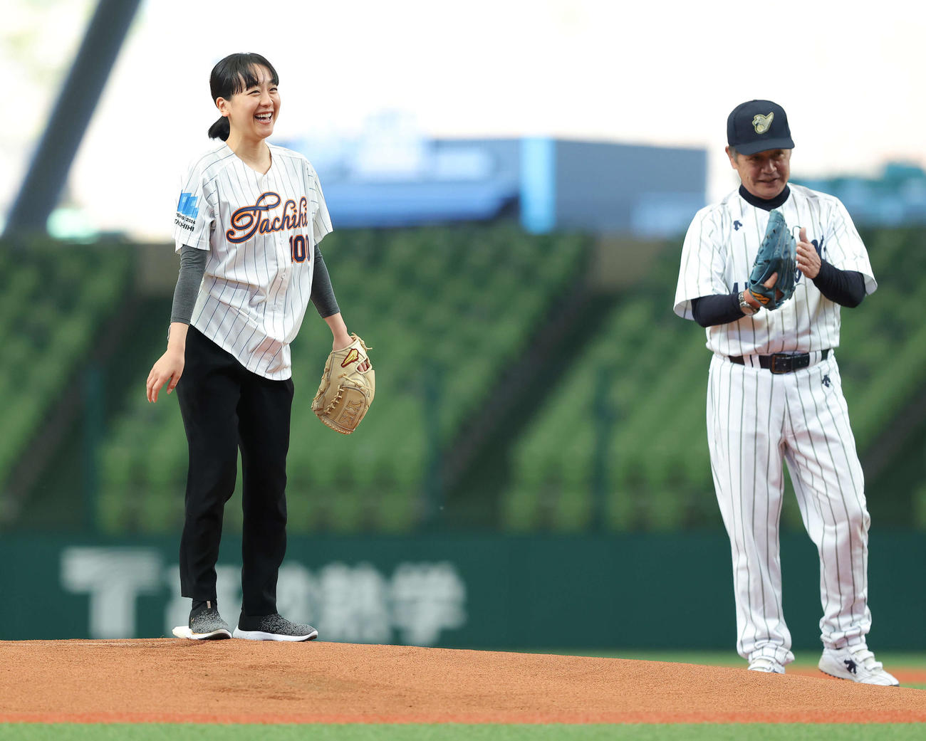 立川対名球会　開始前、始球式を務める浅田真央さん（左）。右は工藤公康氏（撮影・河田真司）
