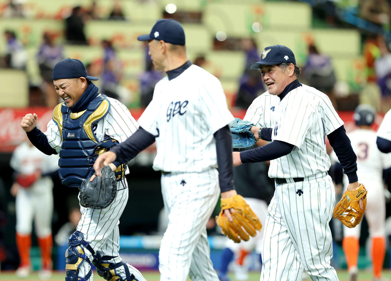 立川対名球会　3回表を抑え、ベンチに戻る名球会の谷繁氏（左）と工藤氏（撮影・河田真司）