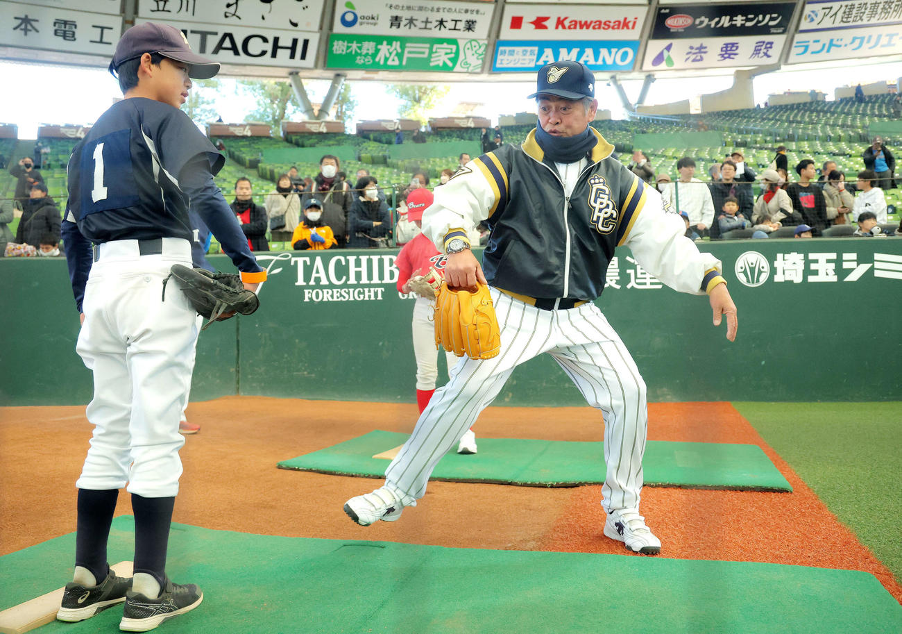 野球教室で子どもたちに教える工藤氏