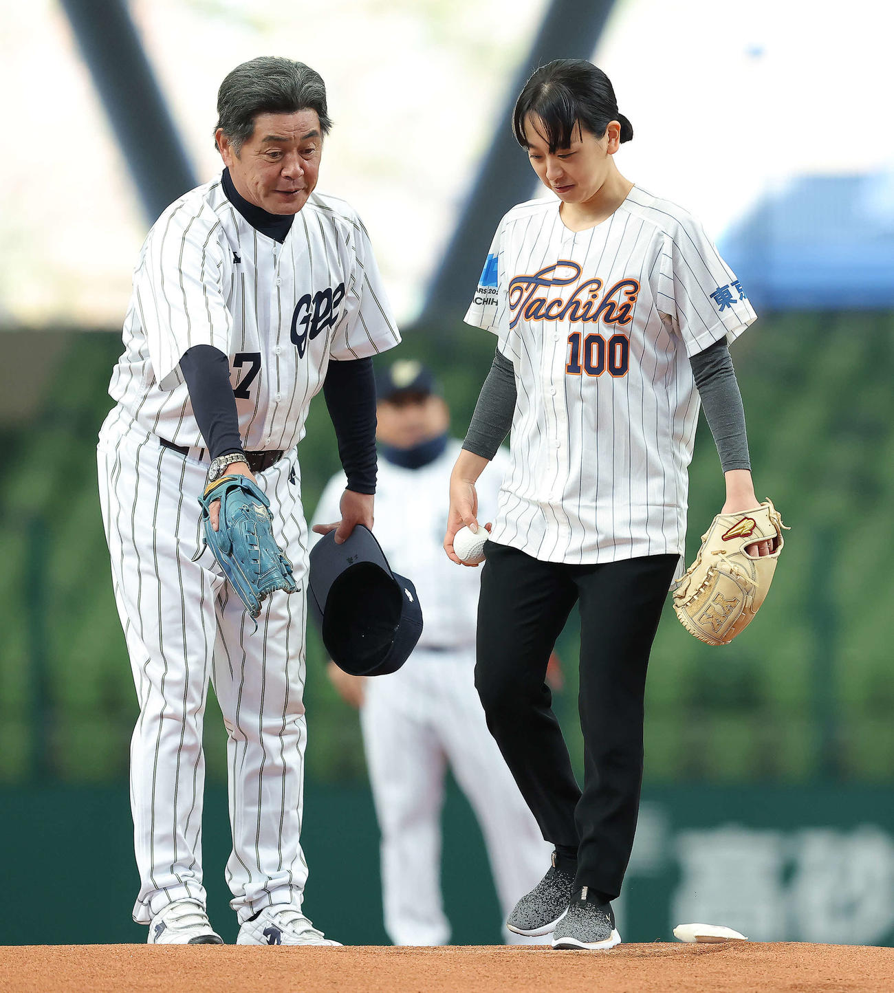 立川対名球会　開始前、始球式でマウンドに上がる浅田真央さん（右）と工藤公康氏（撮影・河田真司）