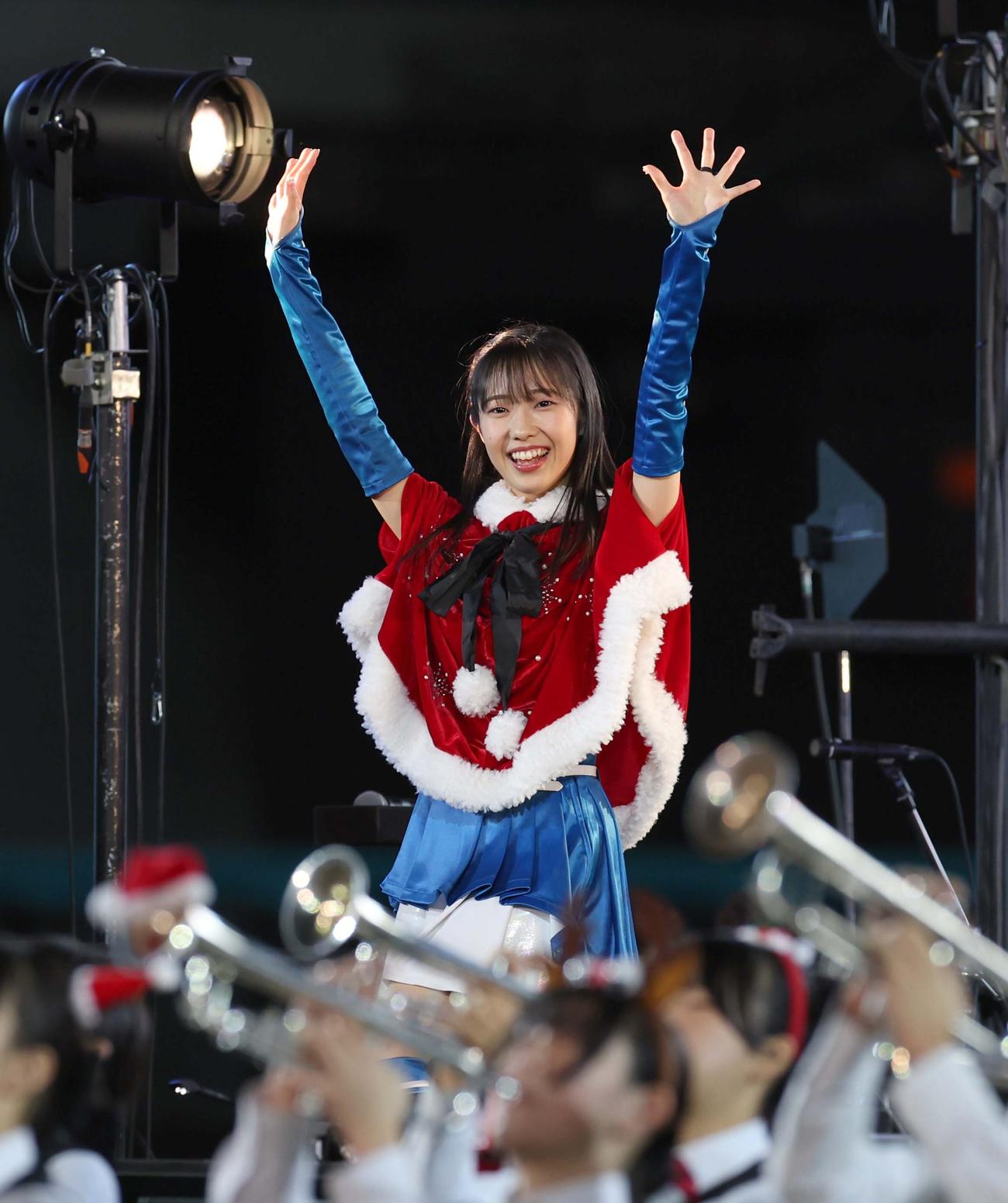 エスコンフィールド北海道で開催された音楽イベントでダンスを披露するファイターズガールの西崎（撮影・黒川智章）