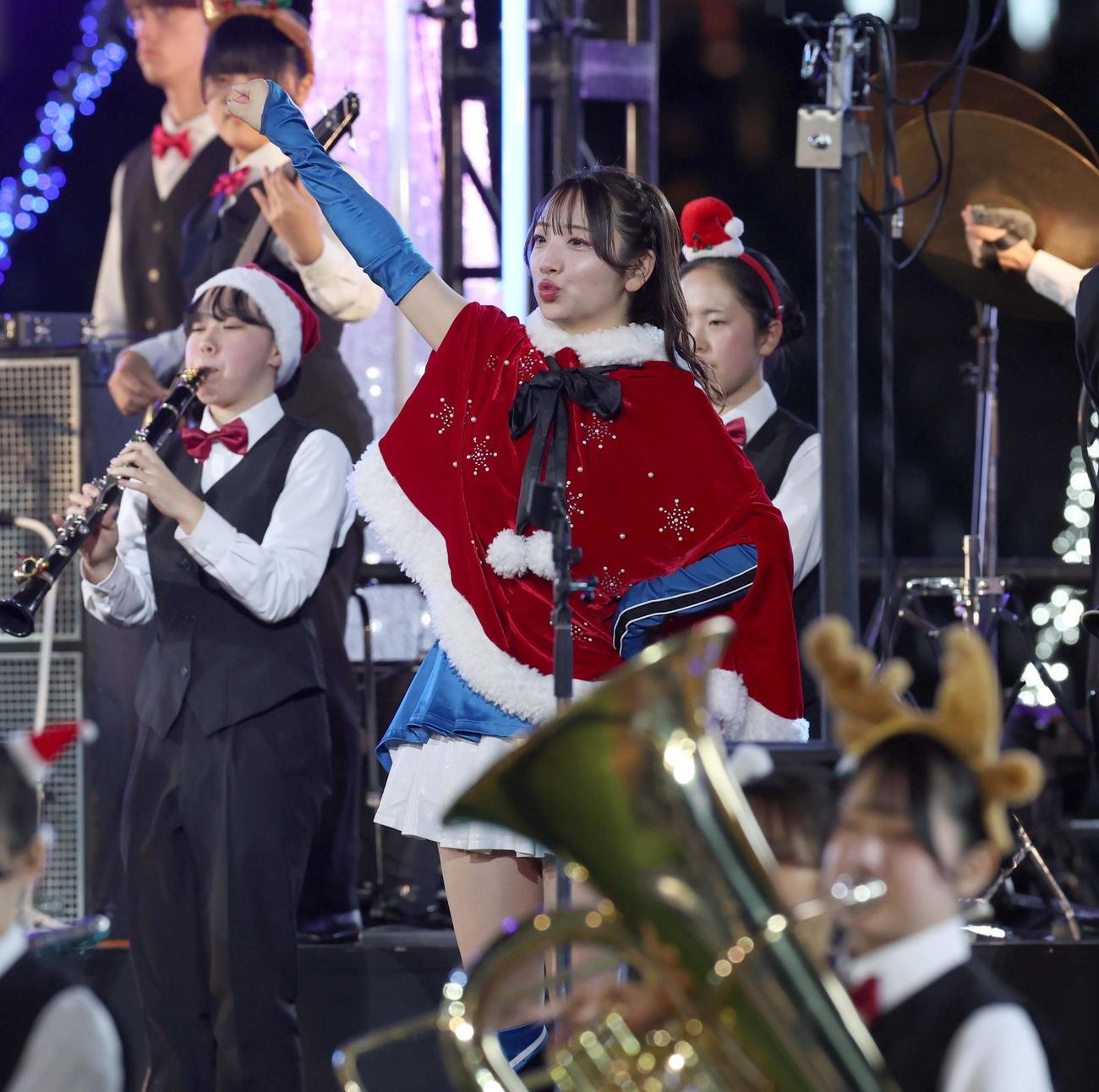 エスコンフィールド北海道で開催された音楽イベントでダンスを披露するファイターズガールの田中心（撮影・黒川智章）