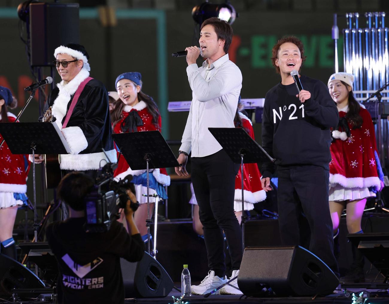 エスコンフィールド北海道で開催された音楽イベントで熱唱する左から岩本氏、日本ハム上原、奈良間（撮影・黒川智章）