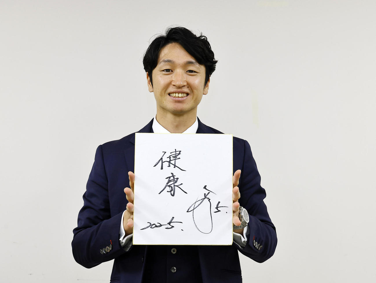 色紙を手にする阪神近本（撮影・藤尾明華）