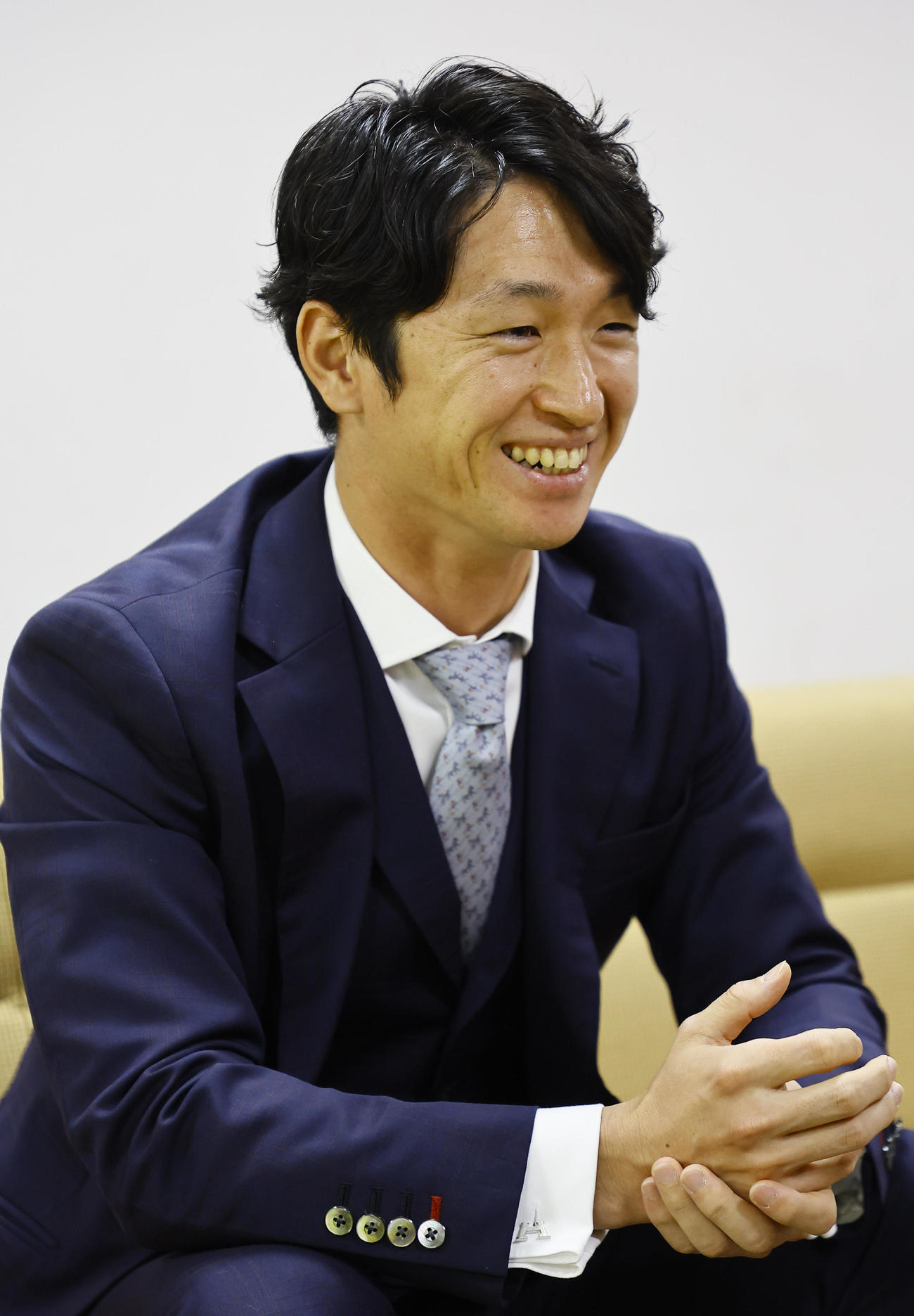 インタビューに答える阪神近本（撮影・藤尾明華）