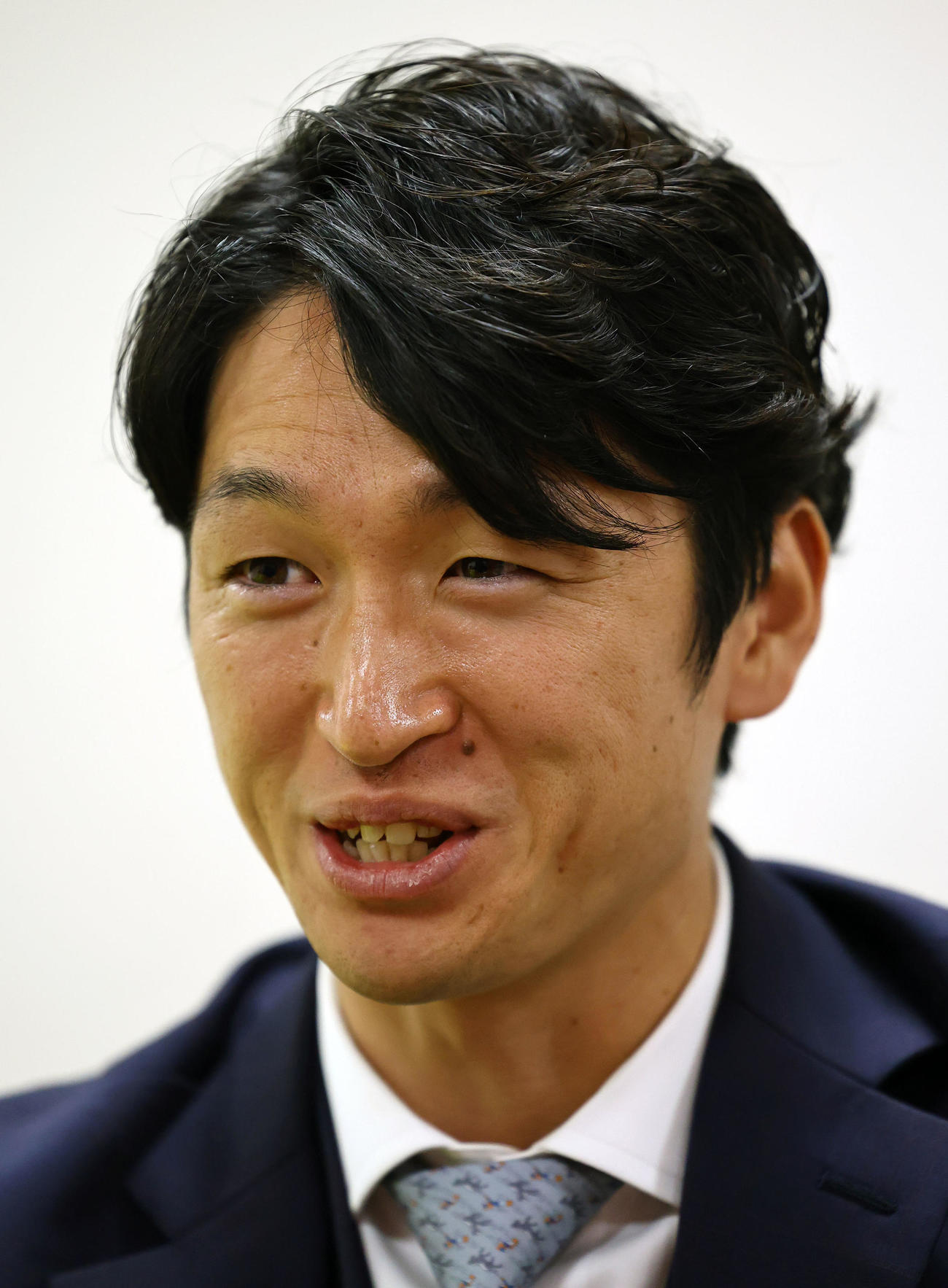インタビューに答える阪神近本（撮影・藤尾明華）
