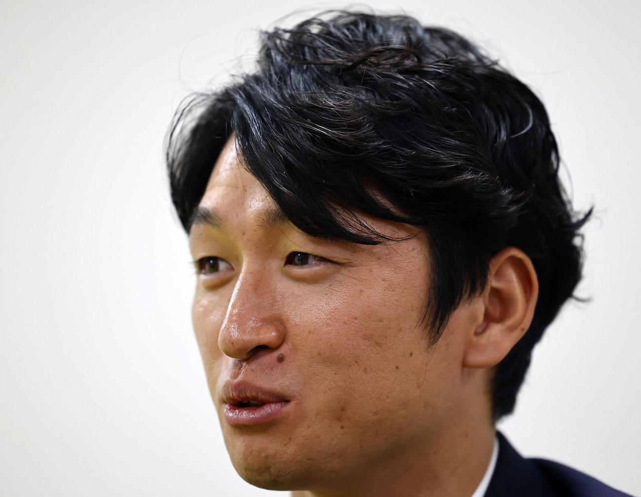 インタビューに答える阪神近本（撮影・藤尾明華）