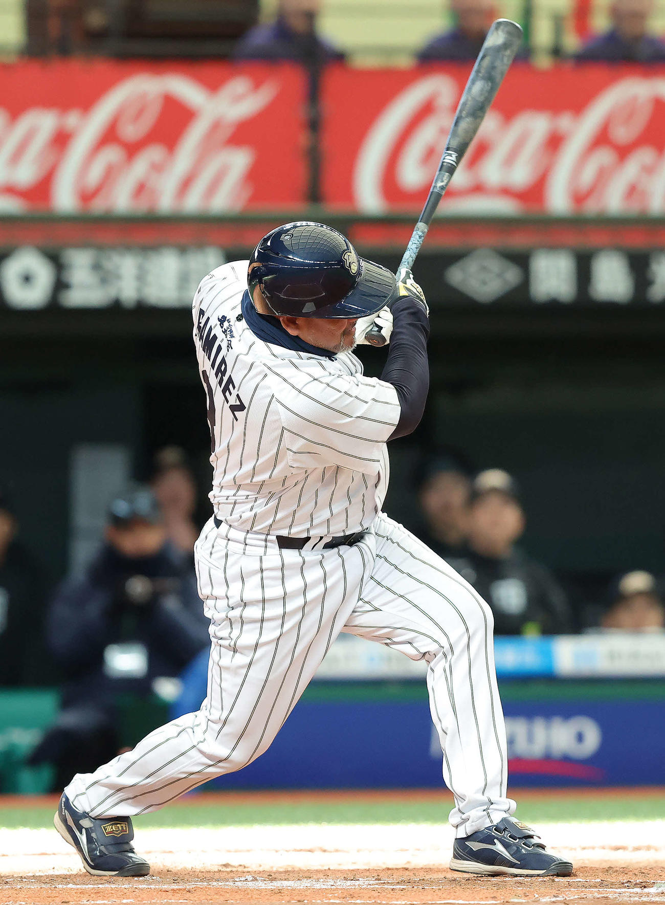 立川対名球会　6回裏、同点2点適時二塁打を放つラミレス氏（撮影・河田真司）