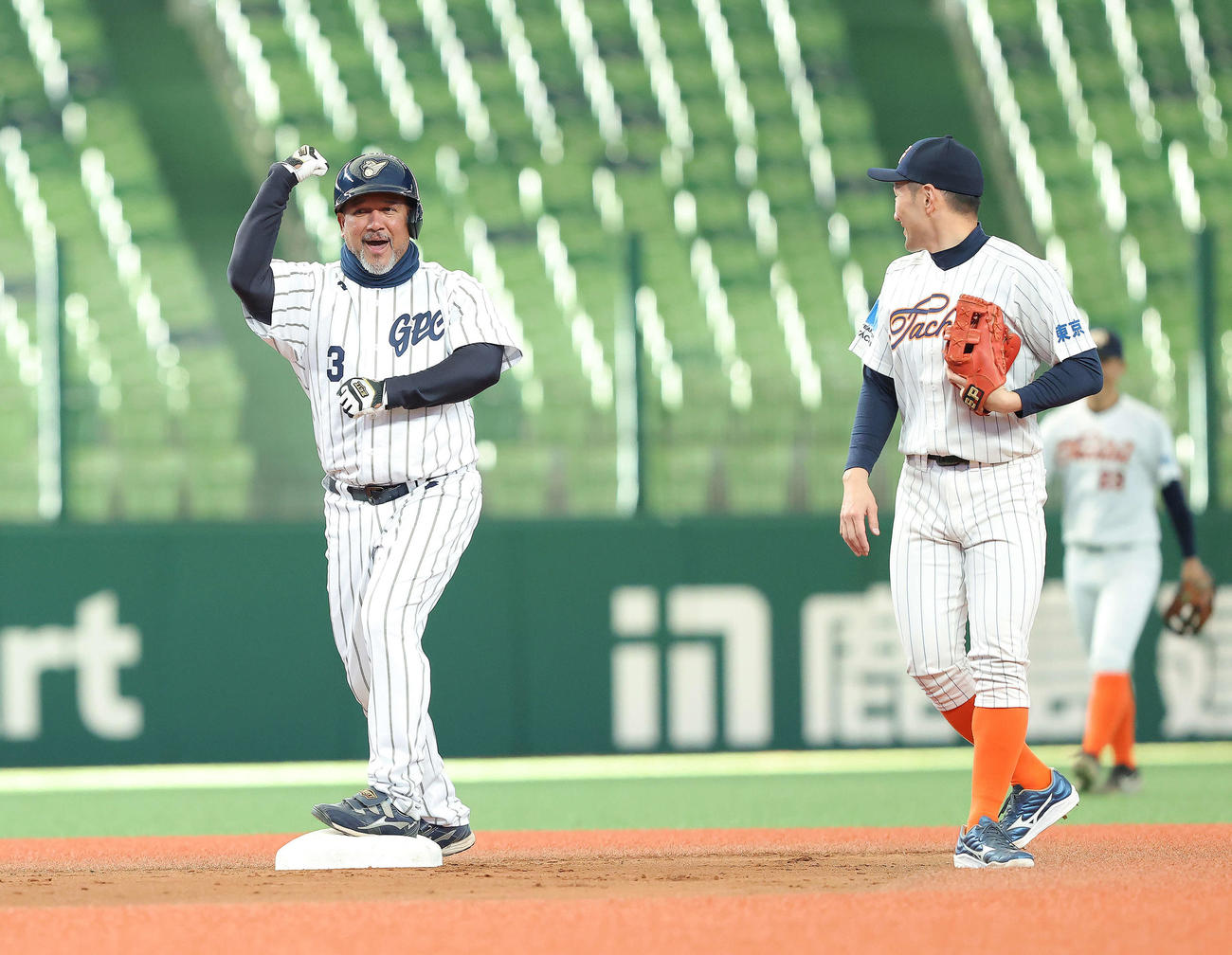 立川対名球会　6回裏、同点2点適時二塁打を放つラミレス氏（撮影・河田真司）