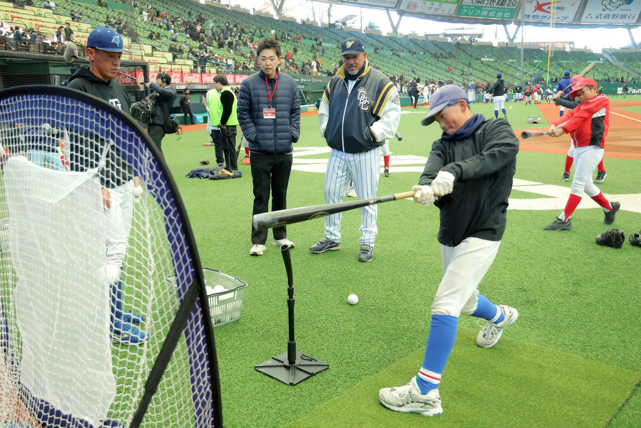 野球教室で子どもたちに教えるラミレス氏（撮影・河田真司）