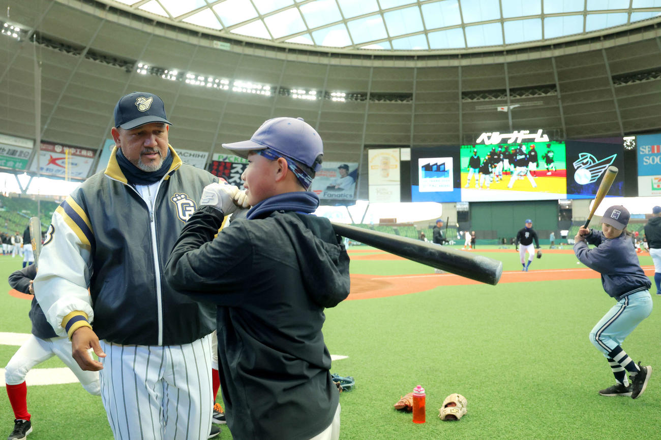 野球教室で子どもたちに教えるラミレス氏