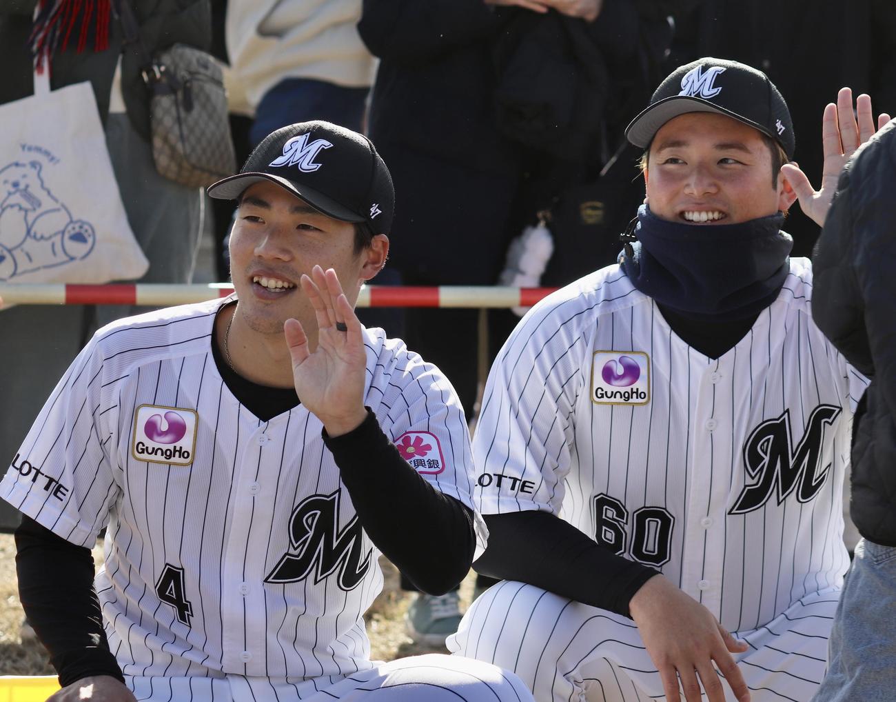 医療法人社団桜翔会　桜堤あみの歯科主催の野球教室に参加したロッテ友杉（左）と横山（撮影・黒須亮）