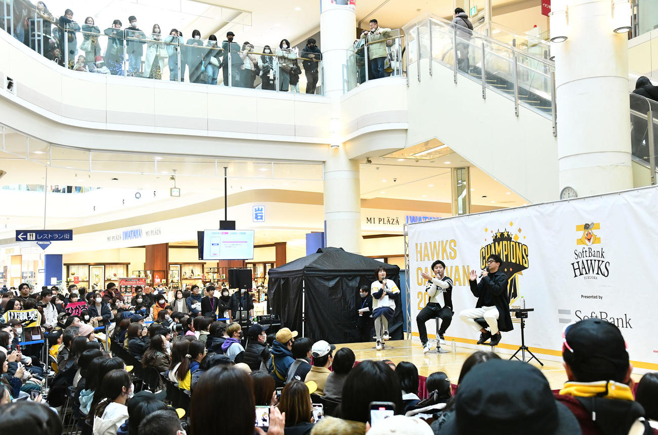 トークショーを行うソフトバンク川瀬（撮影・岩下翔太）