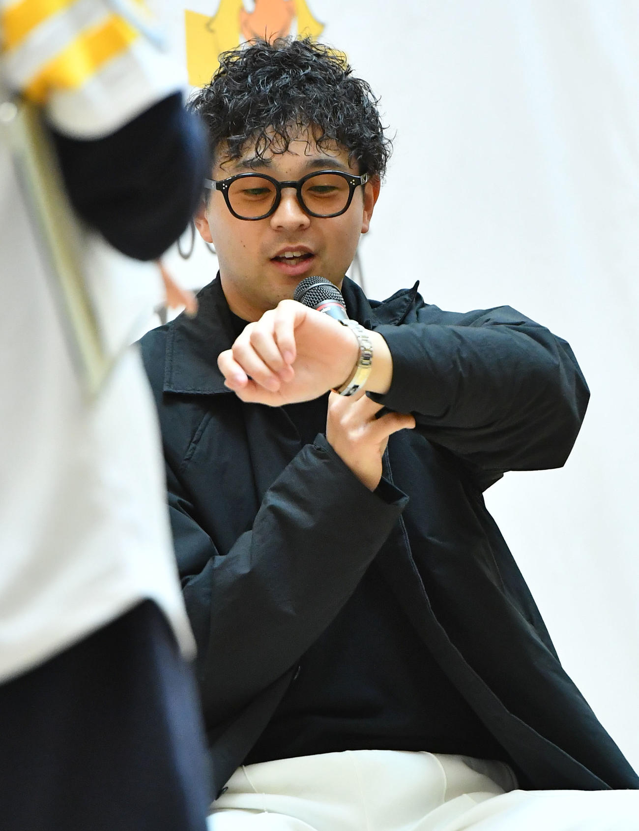 トークショーで中村晃からプレゼントされた時計を見せるソフトバンク川瀬（撮影・岩下翔太）
