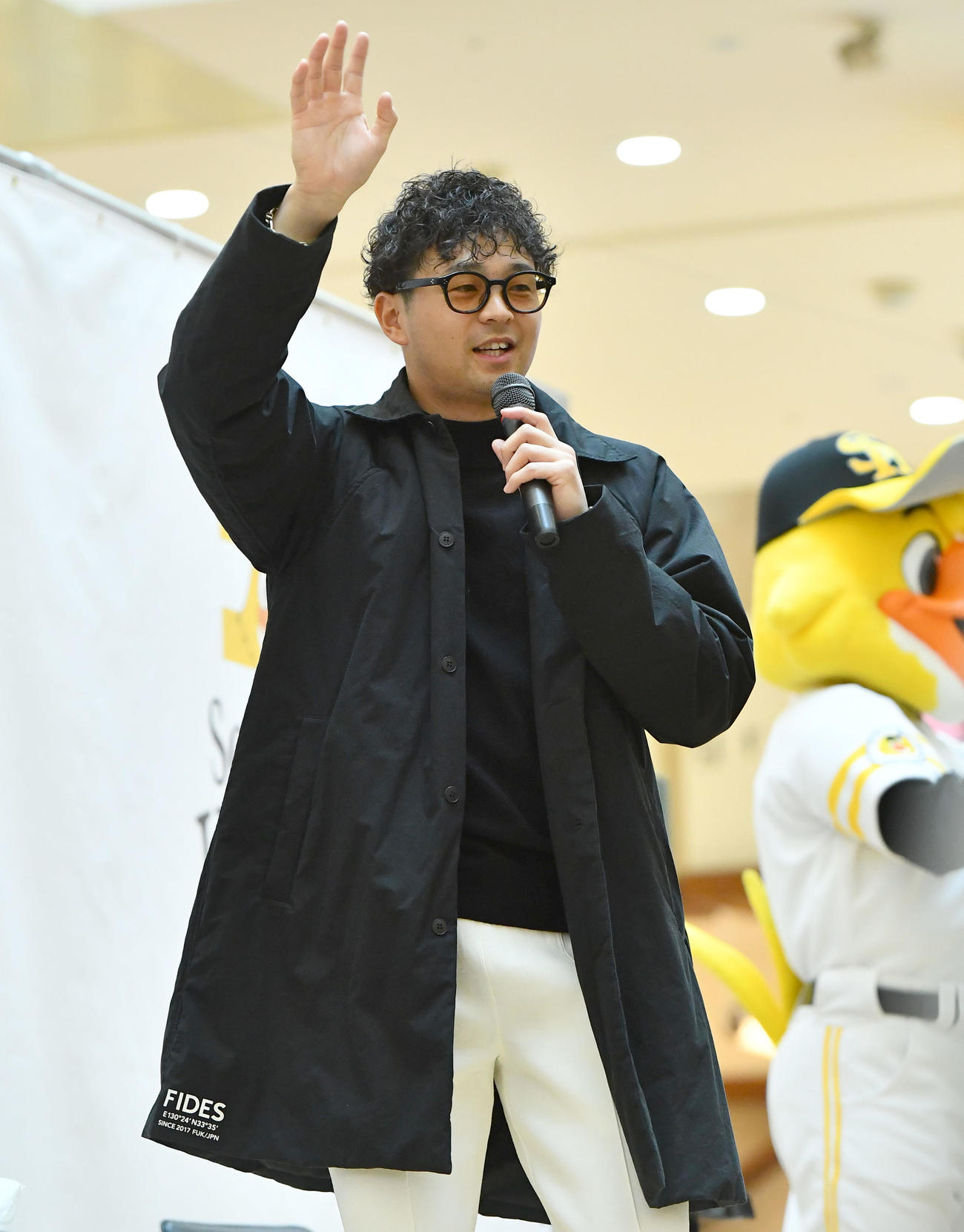 トークショーを終えて手を振りながら引き揚げるソフトバンク川瀬（撮影・岩下翔太）