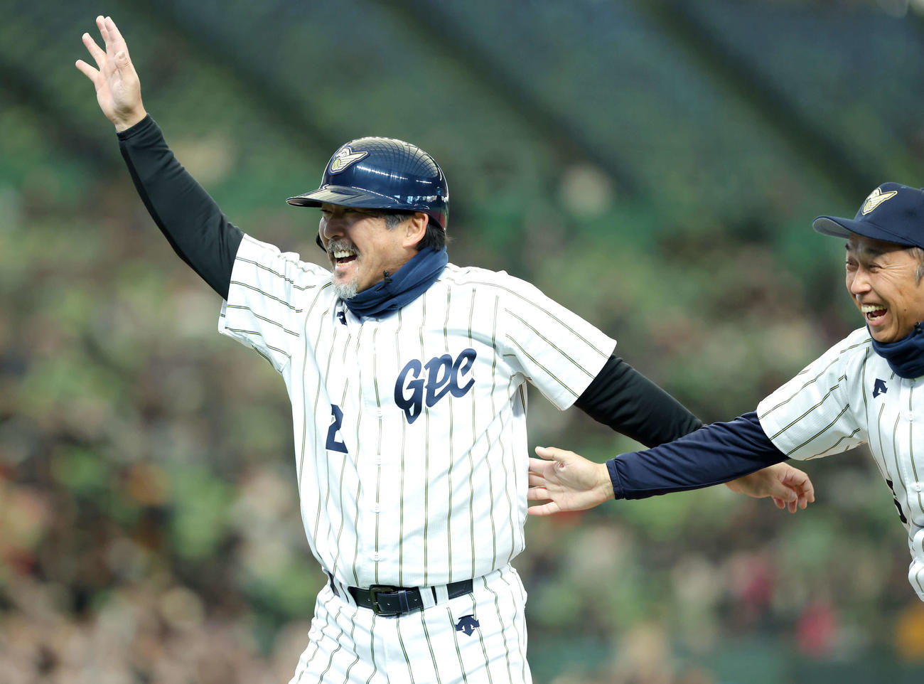 立川対名球会　7回裏、サヨナラ打を放ち喜ぶ小笠原氏（撮影・河田真司）