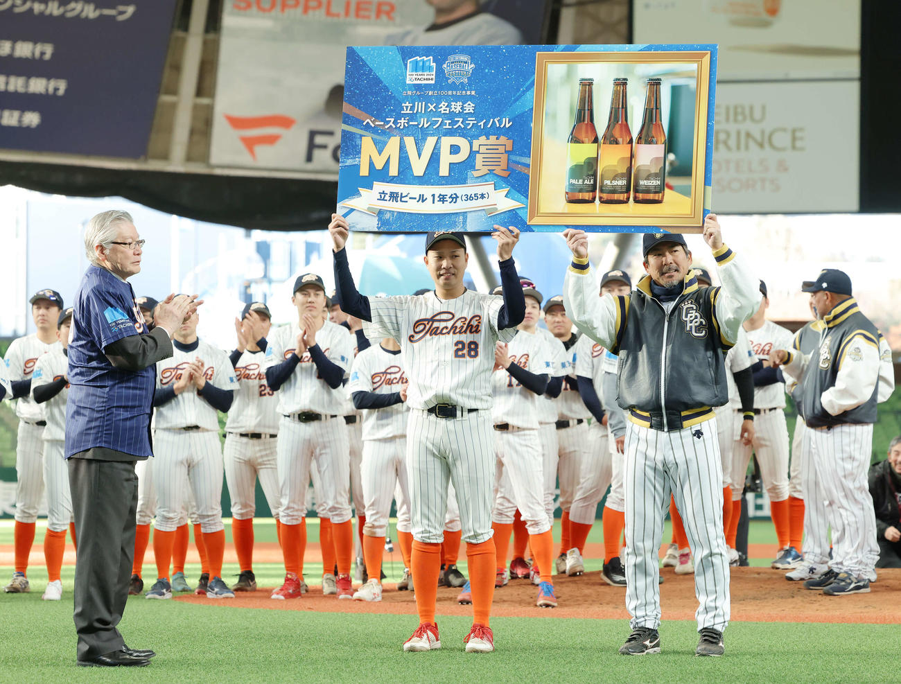 試合後、立飛ホールディングス村山社長（左）からMVP賞を受け取る立川の大久保（中央）と名球会小笠原氏（撮影・河田真司）