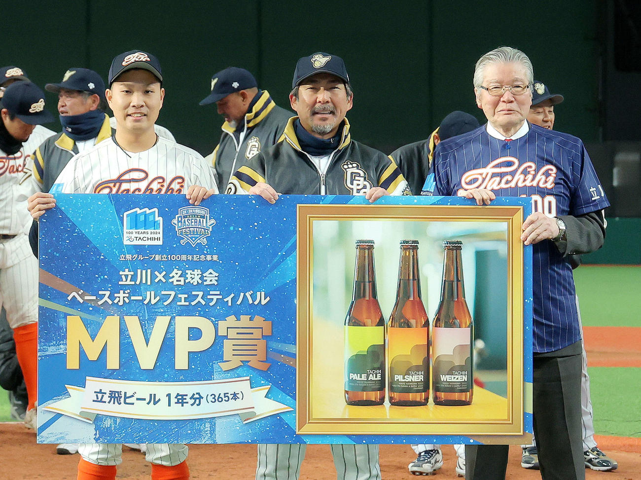 試合後、立飛ホールディングス村山社長（右）からMVP賞を受け取る立川の大久保（左）と名球会小笠原氏（撮影・河田真司）