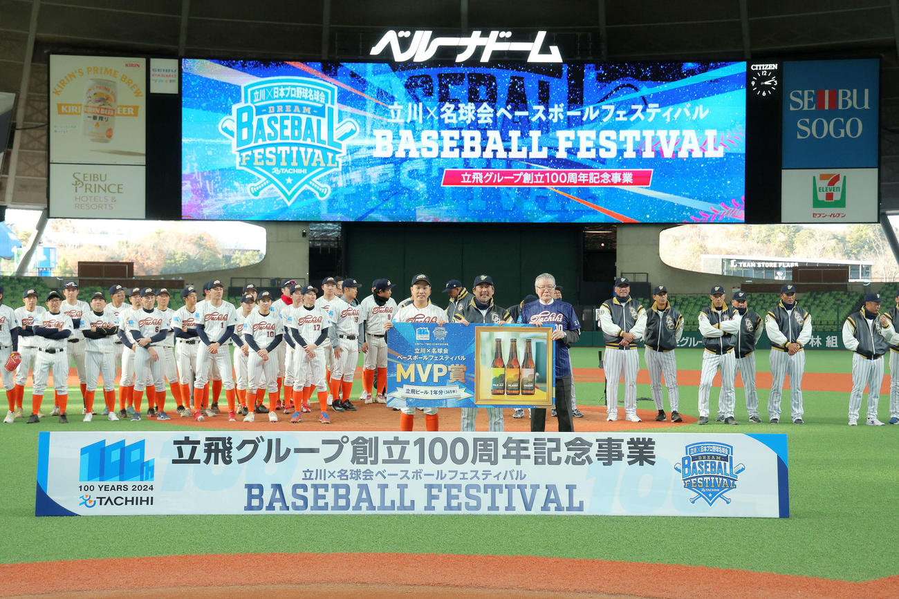 試合後、立飛ホールディングス村山社長（手前右）からMVP賞を受け取る立川の大久保（同左）と名球会小笠原氏（撮影・河田真司）