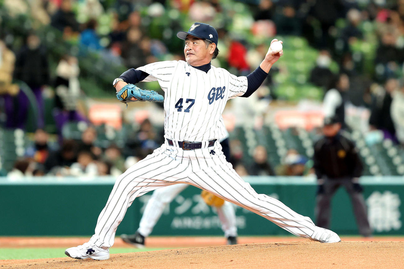 立川対名球会　2回表、力投する工藤氏（撮影・河田真司）